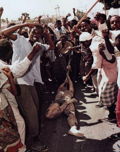索马里人拖着美军尸体游街