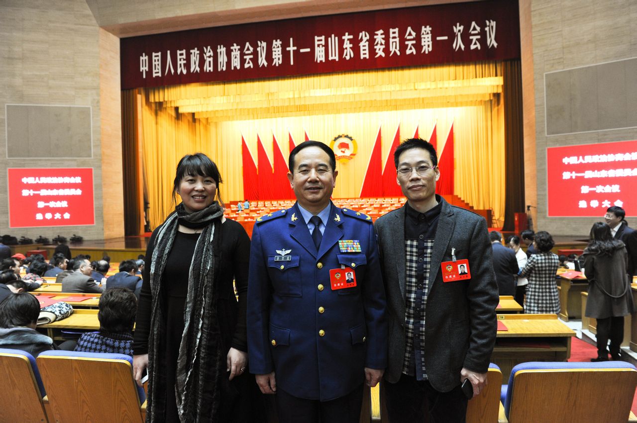 与济南空军副司令吴辉建少将画家刘喜欣合影