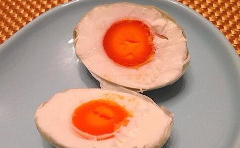 50个鸭蛋放多少盐腌制最合适（出油咸鸭蛋的腌制方法）(图1)