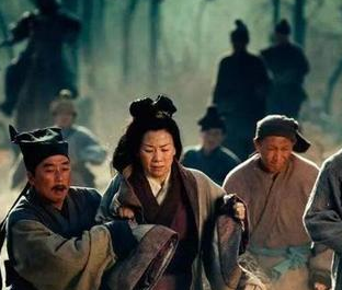 刘备渡江逃跑时，为什么有那么多百姓愿意跟随