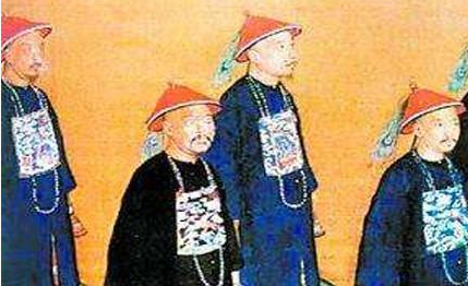 清朝给京官的俸禄非常的低，大多数京官