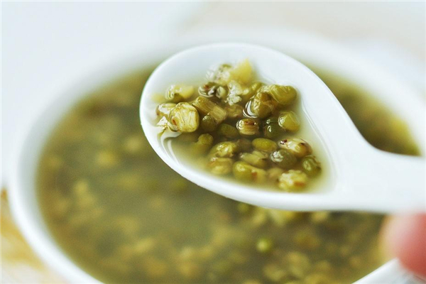 绿豆汤为什么煮出来是红色的 绿豆汤为什么煮出