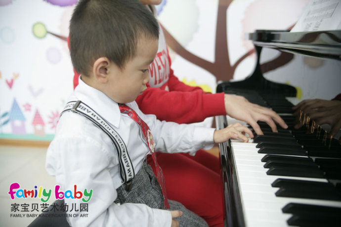 家宝贝艺术幼稚园钢琴课程