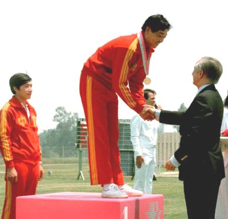 1984年许海峰领取金牌